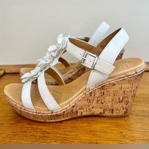 b.o.c. Womens Evita White Flower Wedge Sandals Size 8